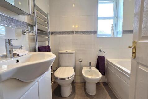 BATHROOM/WC
