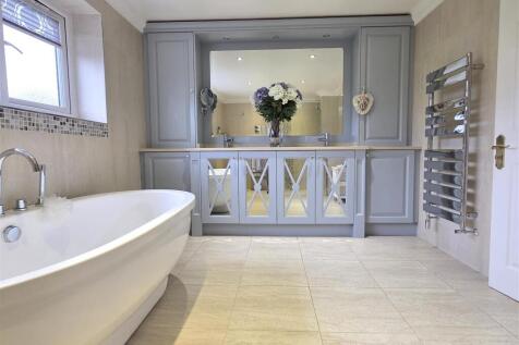 EN SUITE BATHROOM/WC