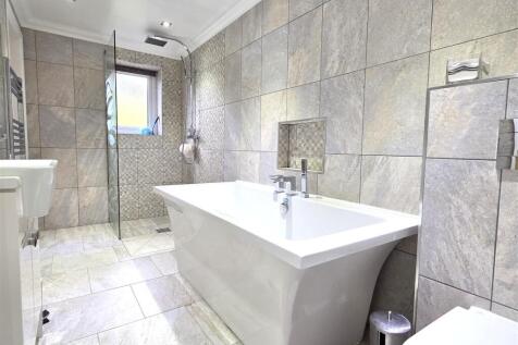 EN SUITE BATHROOM/WC