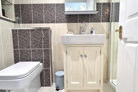 EN SUITE SHOWER ROOM/WC