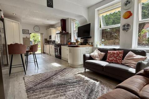 LIVING/DINING KITCHEN