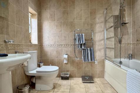EN SUITE BATHROOM/WC