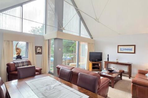 LOUNGE WITH DINING AREA
