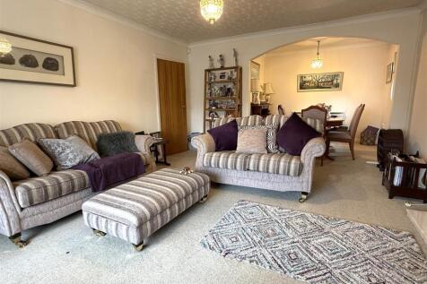 LOUNGE WITH DINING AREA