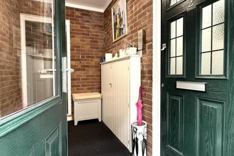 SIDE COMMUNAL ENTRANCE
