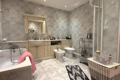 BATHROOM/WC