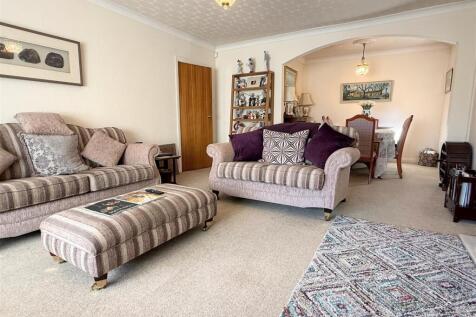 LOUNGE WITH DINING AREA