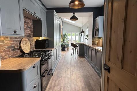 OPEN PLAN LIVING/DINING KITCHEN