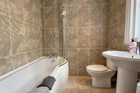 EN SUITE BATHROOM/WC
