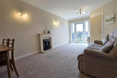LOUNGE WITH DINING AREA