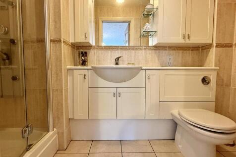 EN SUITE SHOWER ROOM/WC