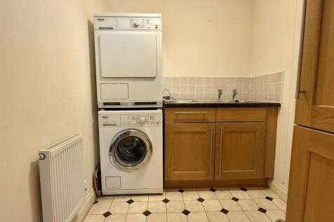 SEPARATE UTILITY ROOM