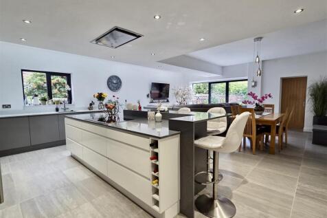 OPEN PLAN LIVING/DINING KITCHEN
