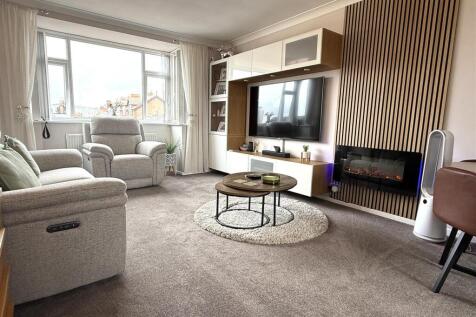 LOUNGE WITH DINING AREA