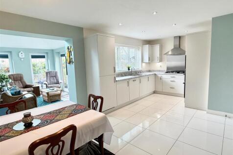 OPEN PLAN DINING KITCHEN