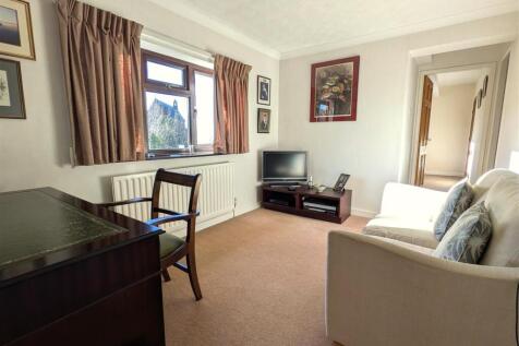 FIRST FLOOR LANDING/READING AREA