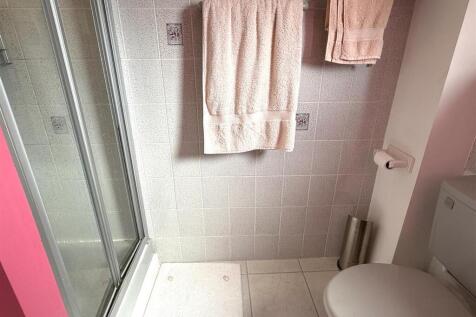 EN SUITE SHOWER ROOM/WC