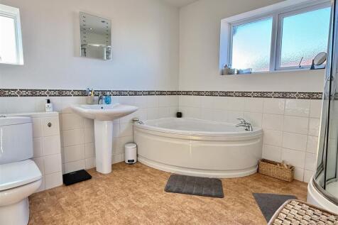 BATHROOM/WC