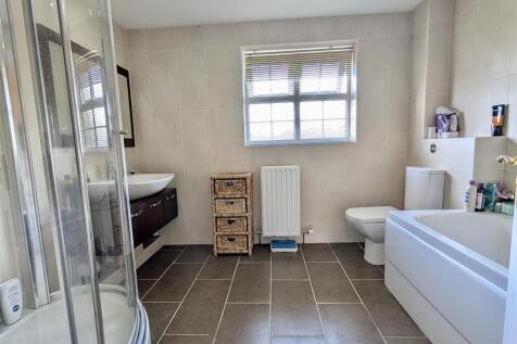 EN SUITE BATHROOM/WC