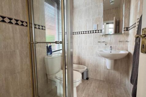 EN SUITE SHOWER ROOM/WC