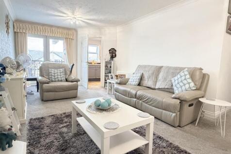 LOUNGE WITH DINING AREA