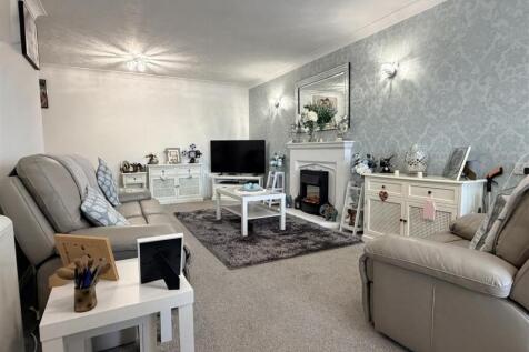 LOUNGE WITH DINING AREA