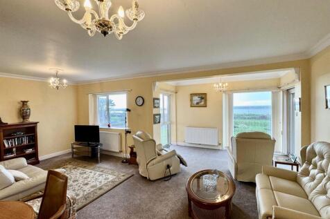 LOUNGE WITH DINING AREA