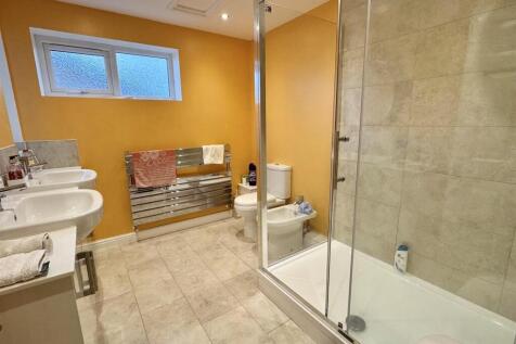 EN SUITE SHOWER ROOM/WC