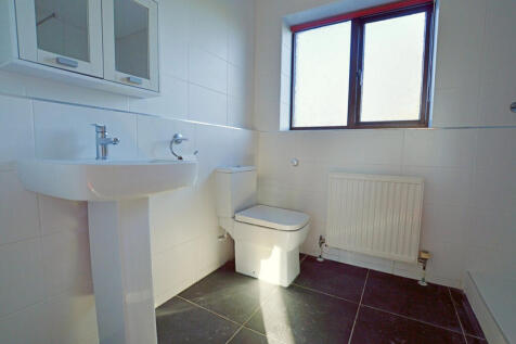 EN-SUITE SHOWER ROOM
