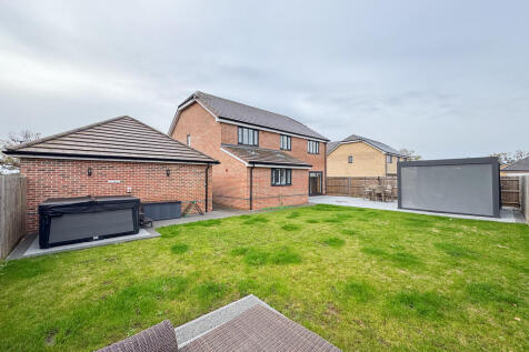 Hart Avenue garde...