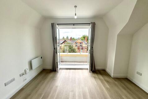 Living Room/Balcony