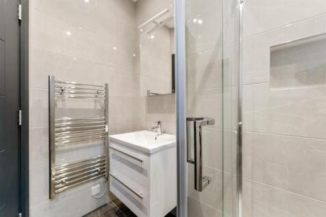 Bathroom (2).jpg