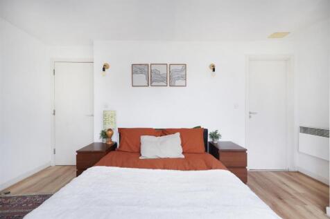 Bedroom One (2).jpg