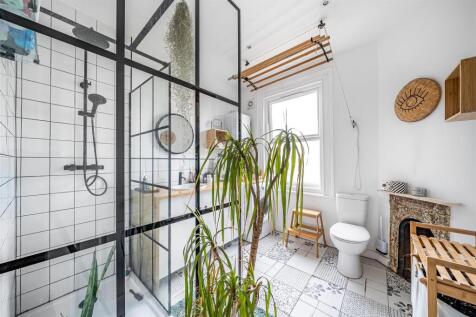 Bathroom (2).jpg