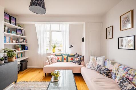 4 Riverside Gardens BA1 1XA-9.jpg