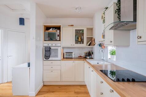 4 Riverside Gardens BA1 1XA-13.jpg