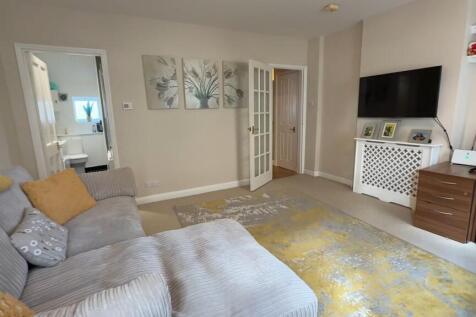 Mums flat pics_living room 2.jpg