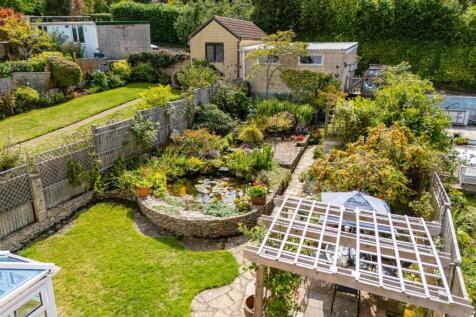 Rear garden 2.jpg
