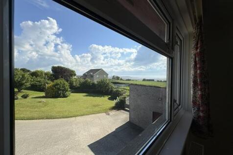 Peeping sea view