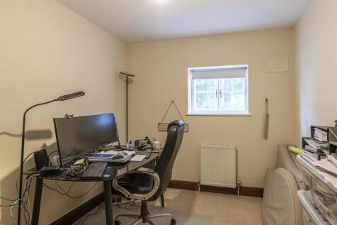 Bedroom 5 / Study