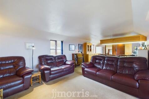 CAM03686G0-PR0178-STILL019.jpg