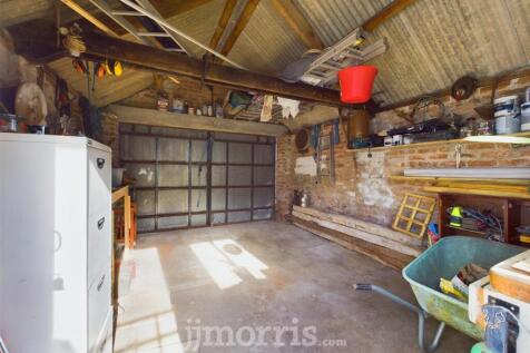 Garage/Outbuilding