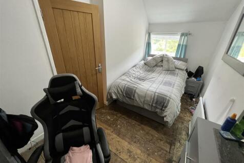 Bedroom 1 (Front)