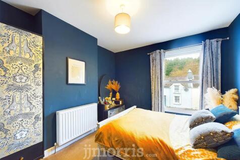 Bedroom 2 (Front)