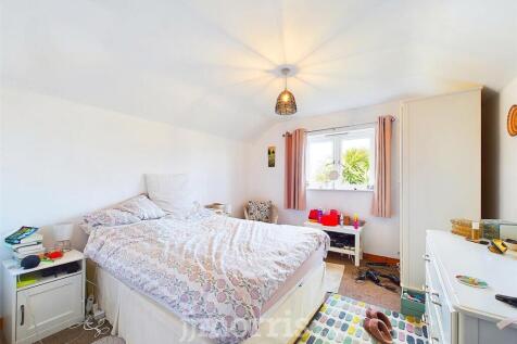 Bedroom 1 (Rear)