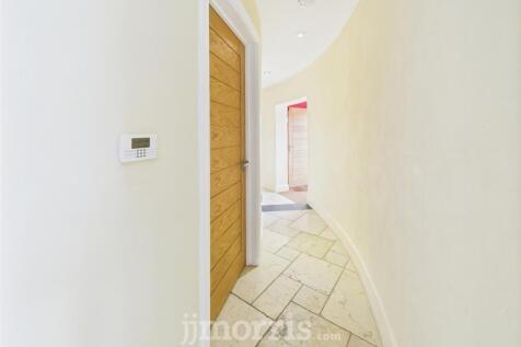 Hall (curved)
