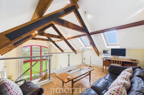 First Floor (Mezzanine) Sitting Room/Study/Bedroom