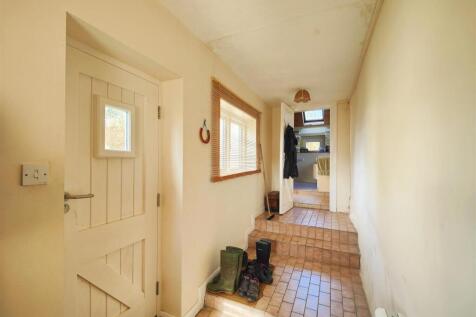 Side Entrance Hall (Split Level)