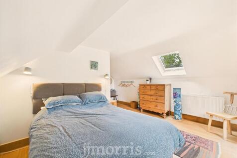 CAM02122G0-PR0360-STILL034.jpg