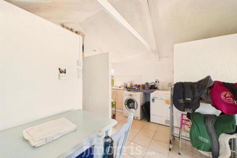 CAM02122G0-PR0379-STILL024.jpg